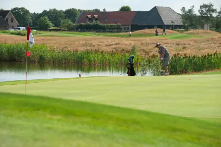 4-Golfbaan-Landgoed-Bergvliet-Golfer-Clubhuis
